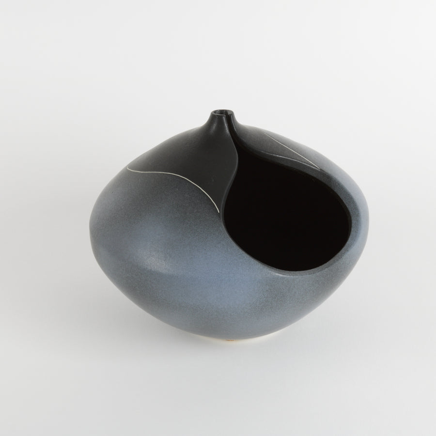 Round ikebana vase in blue and black with side relief 
