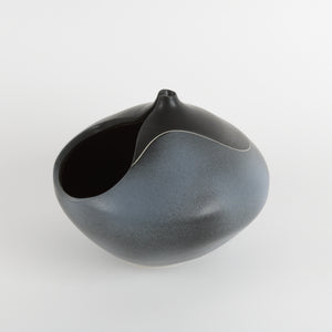 Round ikebana vase in blue and black with side relief 