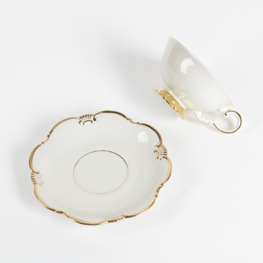 Teacup and saucer with a Berlin coat of arms design, white with real gold base and rim